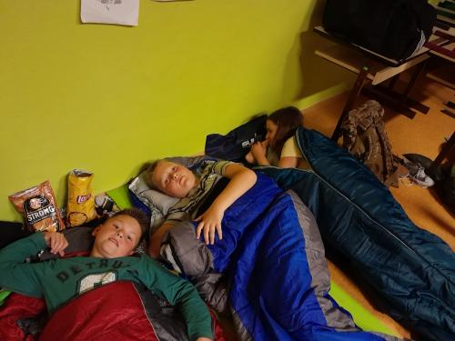 Táborák a spaní ve škole